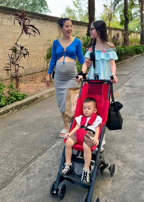 Phương Trinh Jolie tập yoga khi bụng bầu vượt mặt để tăng sức bền.