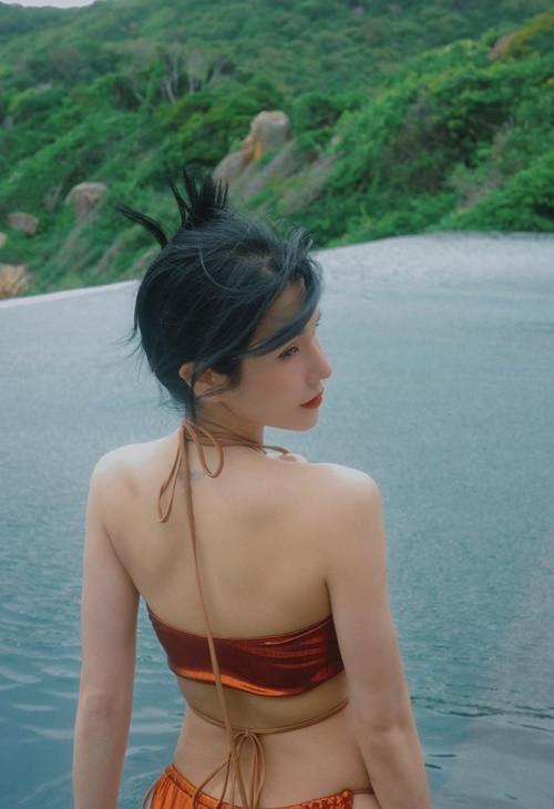 Bạn thân của Đàm Thu Trang gợi cảm với bikini trong chuyến đi biển.