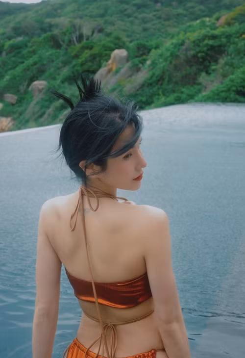 Bạn thân của Đàm Thu Trang gợi cảm với bikini trong chuyến đi biển.