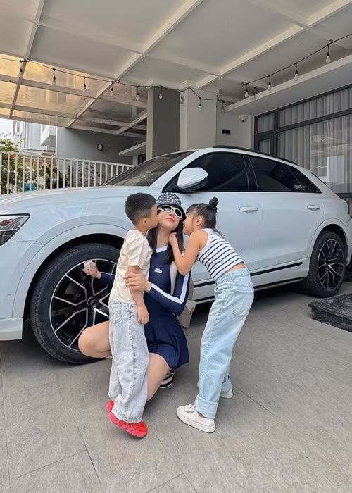 Nữ người mẫu từng qua một lần đò, có hai con. Sau khi ly hôn, Diệp Lâm Anh nuôi con gái.