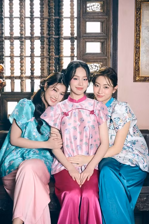 Thiên Ân đọ sắc Lương Thùy Linh và Thanh Thủy trong bộ ảnh áo dài cách tân. Ảnh: FB Thiên Ân.