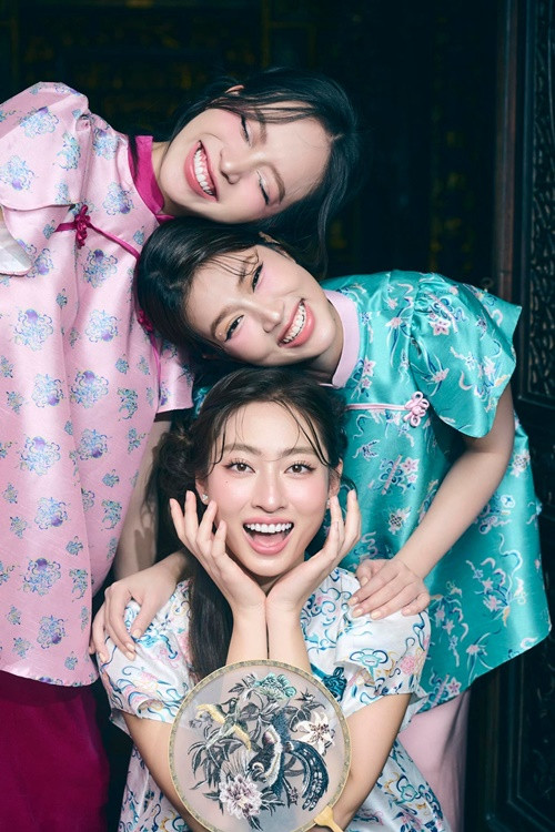 Ba nàng hậu có nhiều khoảnh khắc vui đùa trong buổi chụp ảnh. Ảnh: FB Lương Thùy Linh.