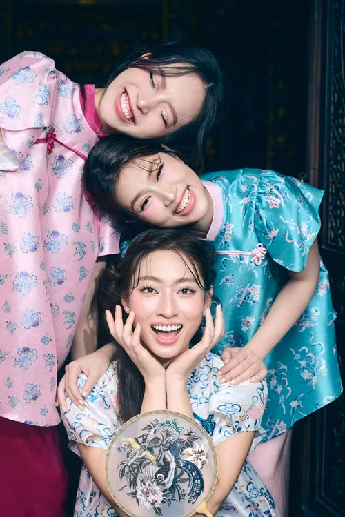 Ba nàng hậu có nhiều khoảnh khắc vui đùa trong buổi chụp ảnh. Ảnh: FB Lương Thùy Linh.