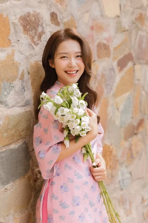 Khả Ngân khoe vẻ đẹp dịu dàng trong tà áo dài. Ảnh: FB Khả Ngân.