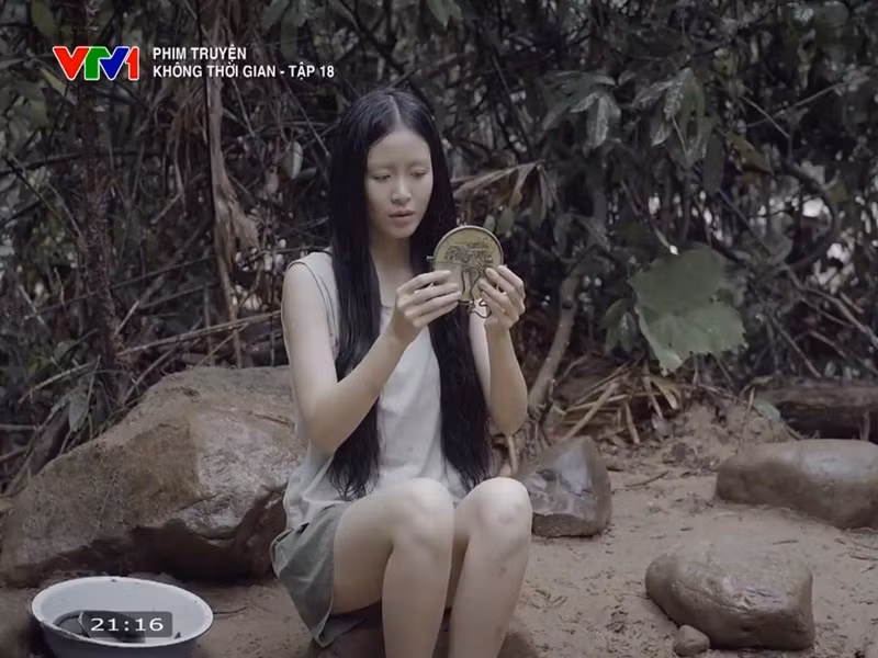 Tạo hình giản dị của Trang Emma trong phim giờ vàng. Ảnh: FB Trang Emma.