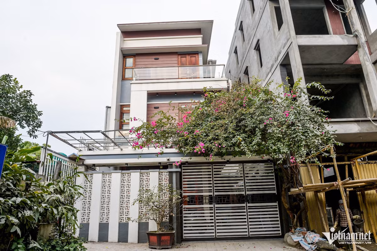 Ngôi nhà gia đình cầu thủ Xuân Son đang sống tại TP Nam Định có diện tích khoảng 130m2, được thiết kế hiện đại với tông màu trắng chủ đạo