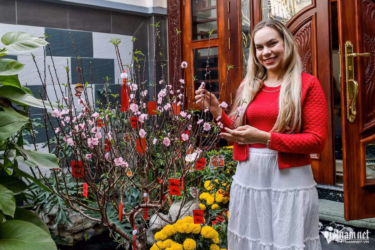 Trước đó 3 ngày, vợ con của Xuân Son đã về trước dọn dẹp và trang trí tổ ấm ở Nam Định, tạo không gian ấm cúng, ngập tràn sắc xuân để chờ anh trở về sum họp