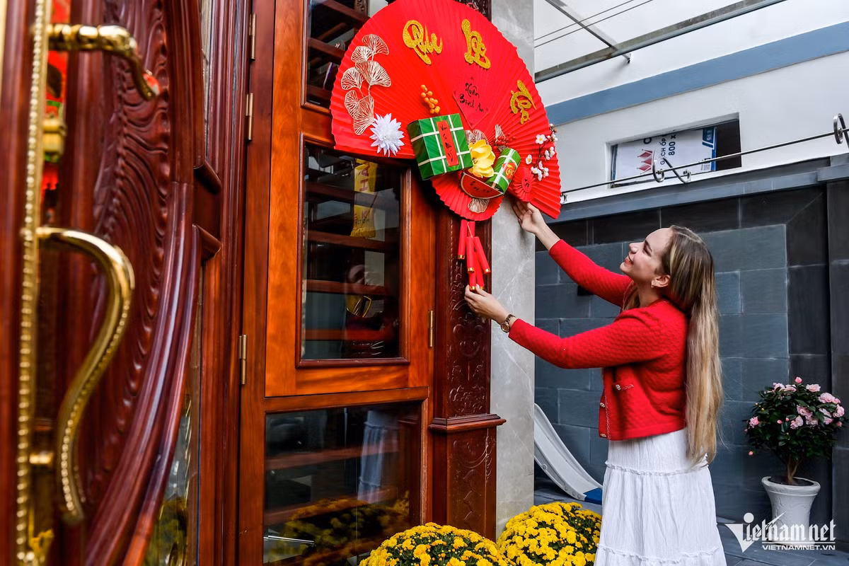 Marcele Seippel, vợ cầu thủ Nguyễn Xuân Son chia sẻ, ngoài trang trí nhà cửa cho có không khí Tết, cô còn chuẩn bị sẵn pizza để cả gia đình cùng thưởng thức trong ngày đầu sum họp như một cách đặc biệt để chào đón chồng trở về sau thời gian xa nhà