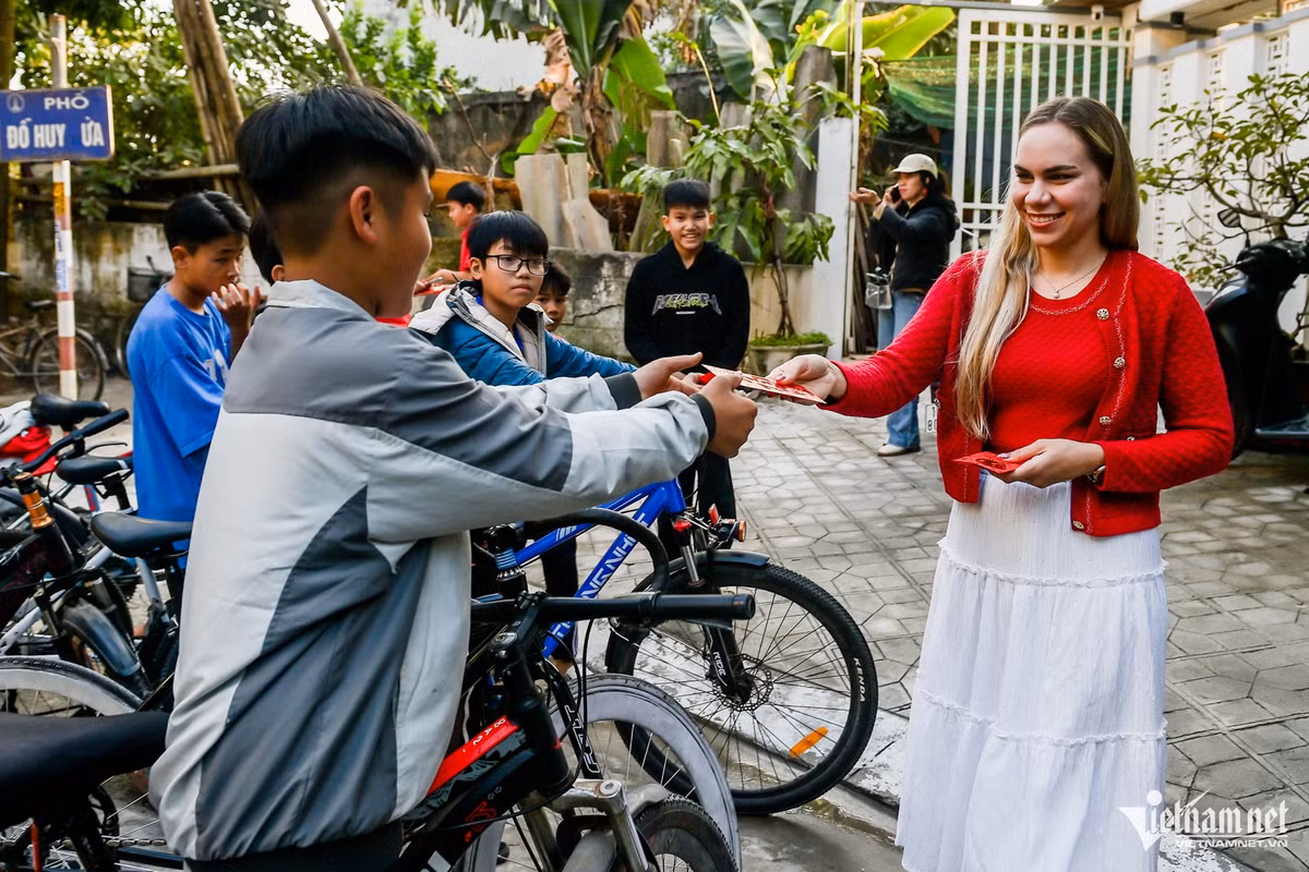 Vợ Xuân Son chu đáo chuẩn bị lì xì cho fan nhí