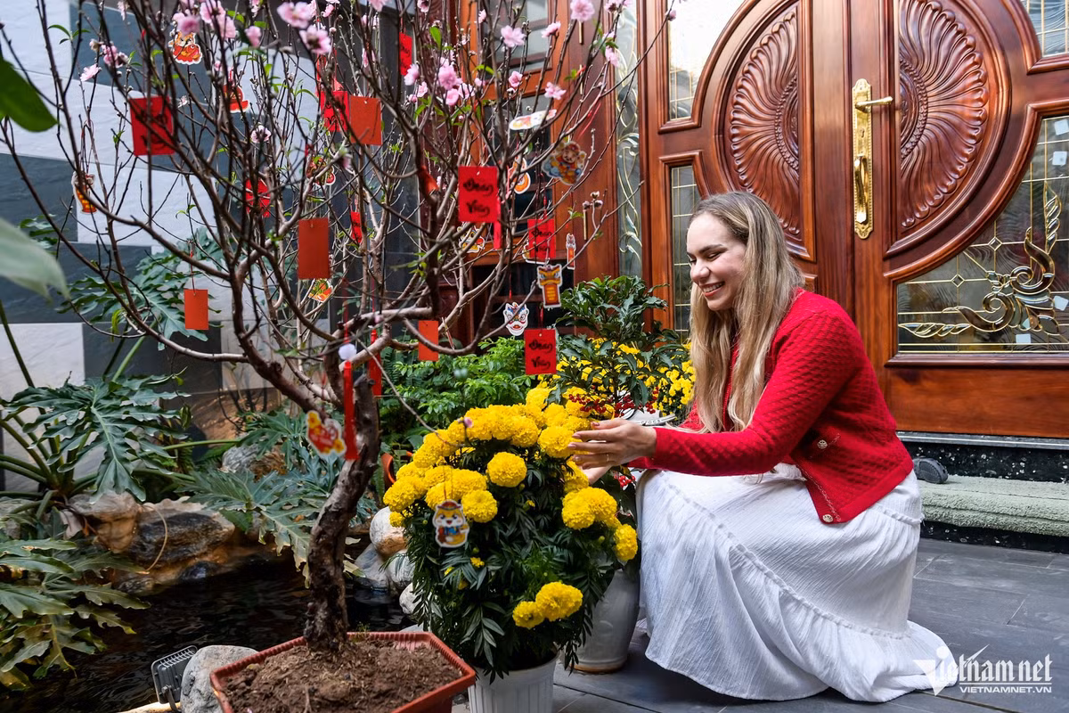 Theo Marcele, Tết năm nay đặc biệt hơn đối với gia đình cô, nhất là với Xuân Son. Do đó, vợ cầu thủ muốn chăm chút cho ngôi nhà kỹ lưỡng hơn