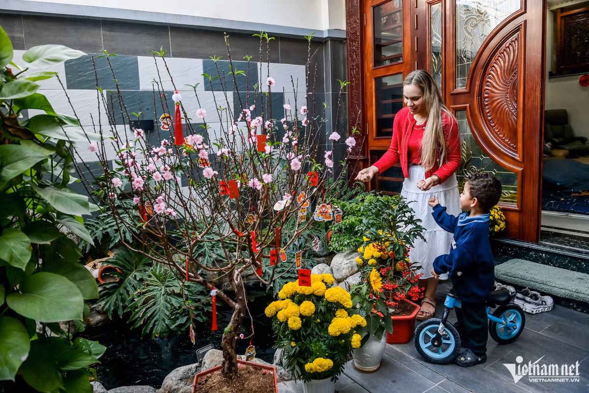 Về kế hoạch đón tết Ất Tỵ 2025, vợ cầu thủ Xuân Son chia sẻ, cô dự định tổ chức tiệc thịt nướng (BBQ) để cả gia đình và bạn bè quây quần bên nhau, cùng nhau trò chuyện, hát karaoke chào mừng năm mới