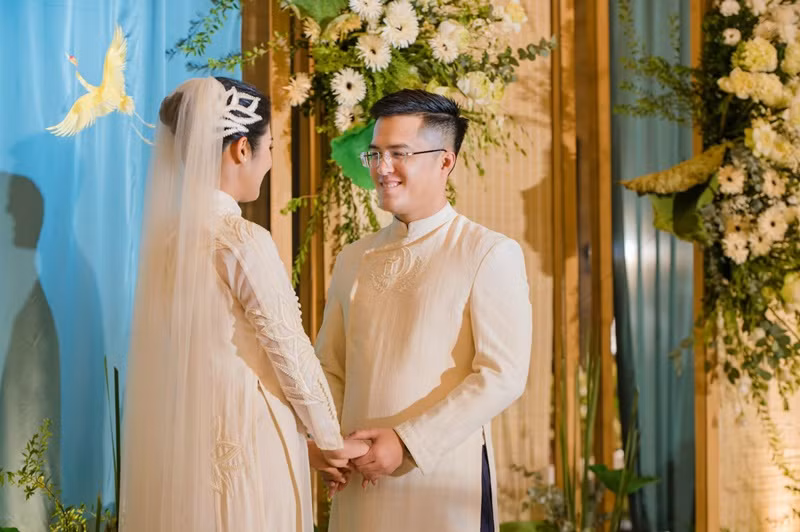 Ngọc Hân chia sẻ trên Saostar, về vấn đề tài chính, vợ chồng cô độc lập. "Khi vợ chồng muốn mua thứ gì chung sẽ cùng ngồi lại để bàn bạc còn các nhu cầu cá nhân riêng thì tự chủ động trong khả năng tài chính của mỗi người", nàng hậu bày tỏ.