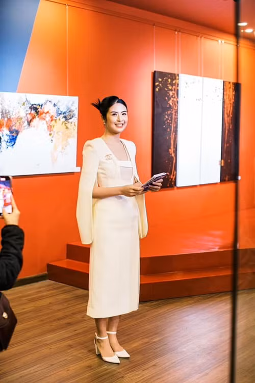 Ngọc Hân chia sẻ trên Tiền Phong, cô có ước mơ trở thành đấu giá viên của lĩnh vực tổ chức triển lãm tranh nghệ thuật tại Việt Nam.