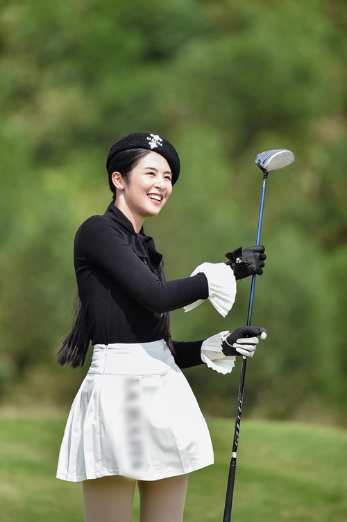 Bận rộn với công việc, gia đình, Ngọc Hân vẫn dành thời gian cho bản thân. Nàng hậu thường xuyên đi tập yoga, đánh golf.