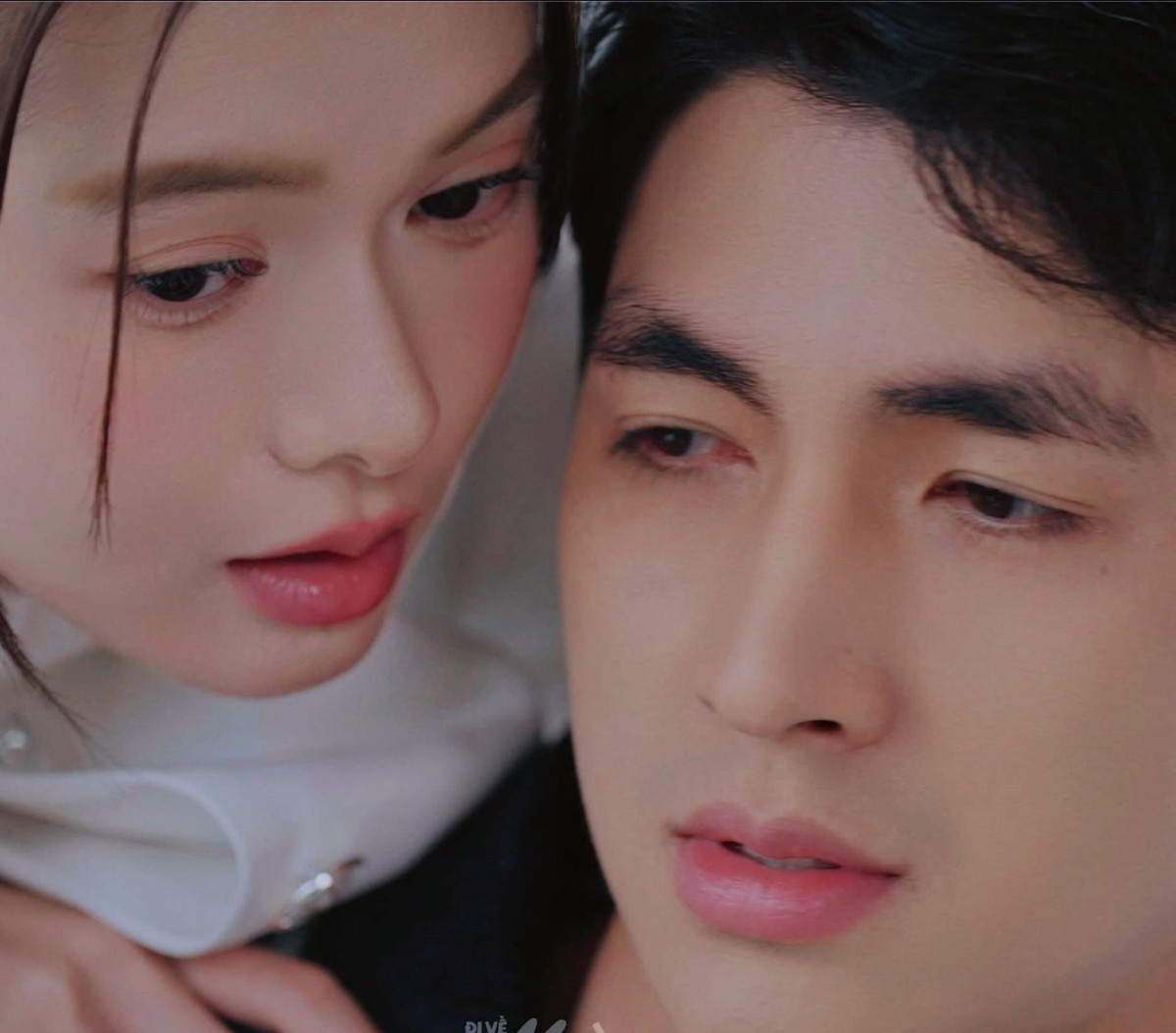 Dù lần đầu kết hợp với Bình An nhưng Yên Đan diễn ăn ý với đàn anh dù nữ diễn viên sinh năm 1997 chỉ mới đóng bộ phim thứ 2 trong khi Bình An là diễn viên được đào tạo chuyên nghiệp và đã góp mặt trong vô số bộ phim giờ vàng.