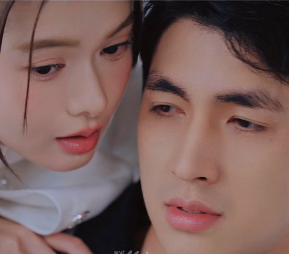 Dù lần đầu kết hợp với Bình An nhưng Yên Đan diễn ăn ý với đàn anh dù nữ diễn viên sinh năm 1997 chỉ mới đóng bộ phim thứ 2 trong khi Bình An là diễn viên được đào tạo chuyên nghiệp và đã góp mặt trong vô số bộ phim giờ vàng.