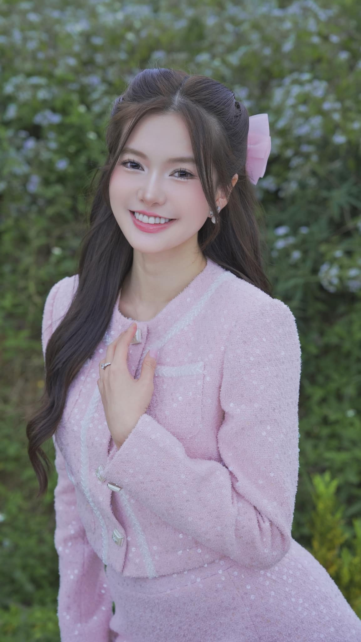 Đi về miền có nắng là bộ phim thứ 2 diễn viên Yên Đan góp mặt trong vòng nửa năm qua sau tác phẩm gây bão Đi giữa trời rực rỡ phát sóng giữa năm 2024. Nếu như vai Như trong phim trước là một cô sinh viên ngành nghệ thuật đỏng đảnh, chọn cách cặp bồ với những gã đàn ông có vợ và giàu có thì Vân trong bộ phim này lại là một tiểu thư nhà giàu sang chảnh.