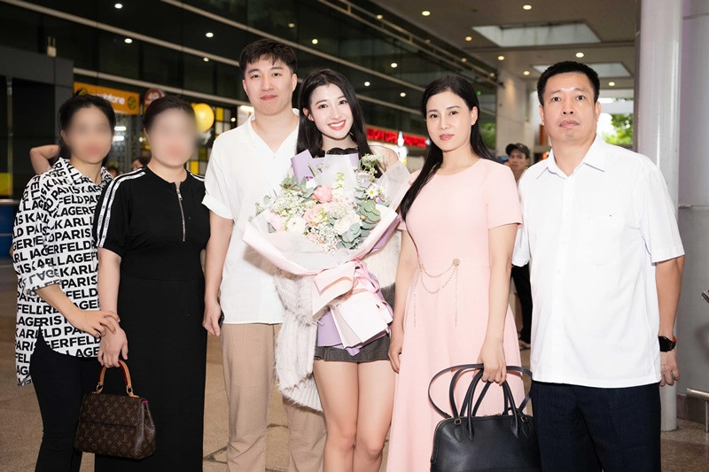 "Là một á hậu, là người con luôn nỗ lực mang lại những giá trị tốt đẹp cho xã hội và là con gái của mẹ, con yêu mẹ rất nhiều. Không lời nào có thể thể hiện hết tình yêu của con dành cho mẹ xinh đẹp. Mừng sinh nhật mẹ yêu, chúc mẹ yêu luôn xinh đẹp, nhiều sức khoẻ, bình an, hạnh phúc và đừng quát con nữa nha mẹ. Yêu mẹ rất nhiều", Phương Nhi viết trên trang cá nhân.