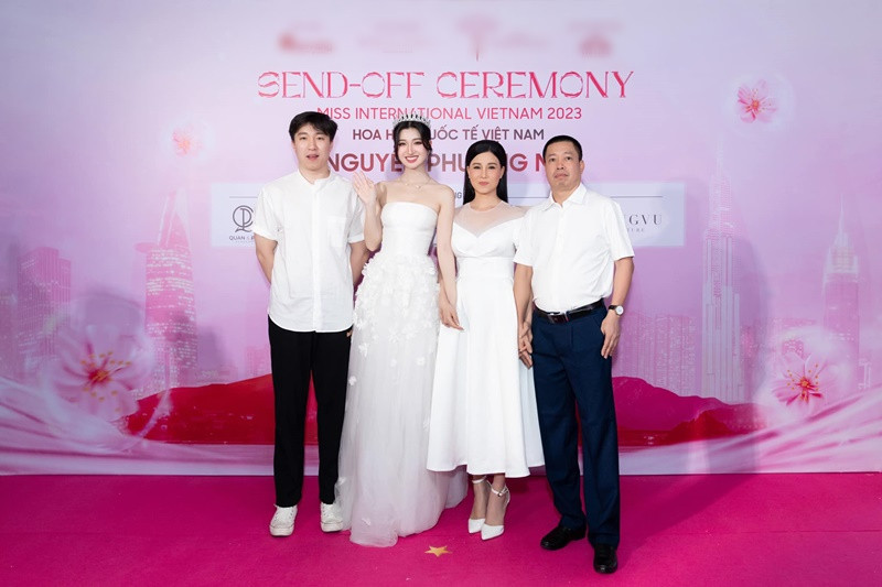 Nàng hậu từng bày tỏ tình cảm dành cho mẹ nhân dịp sinh nhật: "Tháng 9 yêu dấu vì là ngày sinh nhật của mẹ. Bao nhiêu năm đồng hành yêu thương nuôi nấng con nên người và nay thành á hậu. Mọi sự thành công của con đều một tay ba mẹ nuôi dạy, chỉ bảo để con có được ngày hôm nay...".