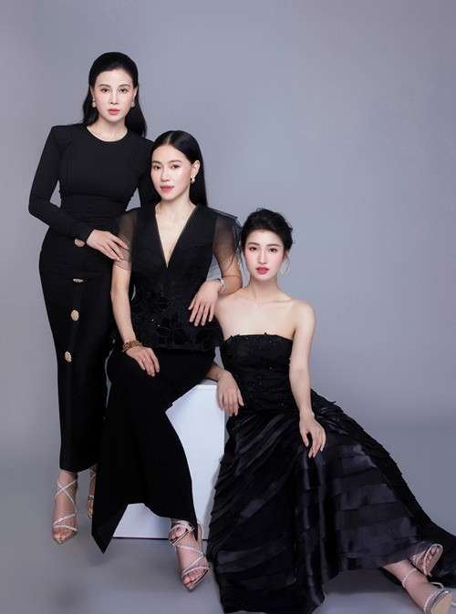 Mặc sang trọng, quý phái, bà Nguyệt cuốn hút người đối diện.