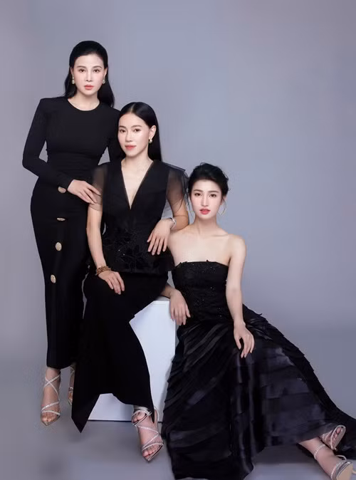 Mặc sang trọng, quý phái, bà Nguyệt cuốn hút người đối diện.