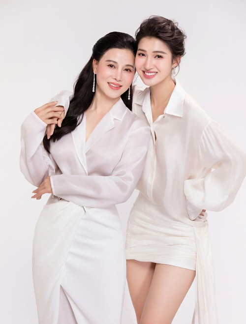 Ngày còn trẻ, bà Nguyệt từng có mong muốn hoạt động nghệ thuật.