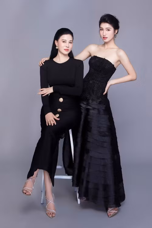 Mẹ đẻ của Phương Nhi tên Nguyệt, có chiều cao nổi bật, gương mặt xinh đẹp.