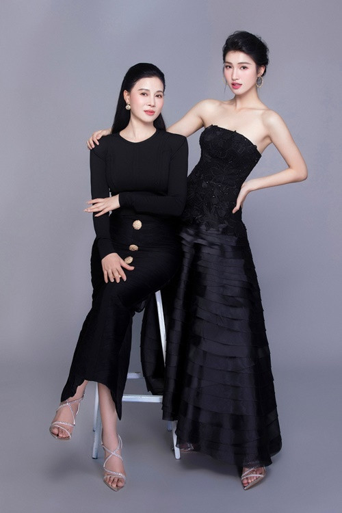 Mẹ đẻ của Phương Nhi tên Nguyệt, có chiều cao nổi bật, gương mặt xinh đẹp.