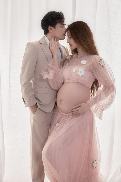 Khi mang thai, Tuệ Như được chồng chiều chuộng. "Những tháng đầu thai kỳ, thấy vợ ăn uống khó khăn, hay nôn… tôi lo sốt vó. Tôi bên cạnh, chăm sóc, tẩm bổ, động viên vợ rất nhiều... May mắn, mọi thứ dần ổn định, sức khỏe của vợ và con đều tốt”, Hồ Quang Hiếu chia sẻ trên VOV.