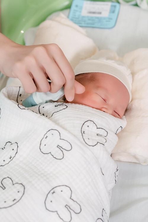 "Welcome Hin, chào mừng con đến thế giới này! Em bé ham vui quá nên đòi ra sớm hẳn 1 tuần để đón Tết cùng với ba mẹ. Cảm giác lần đầu được bế con sau bao ngày mong chờ có lẽ là khoảnh khắc thiêng liêng nhất mà ba sẽ không bao giờ quên. Cảm xúc vỡ òa như cả thế giới nằm trọn trong vòng tay ba vậy", Hồ Quang Hiếu bày tỏ.