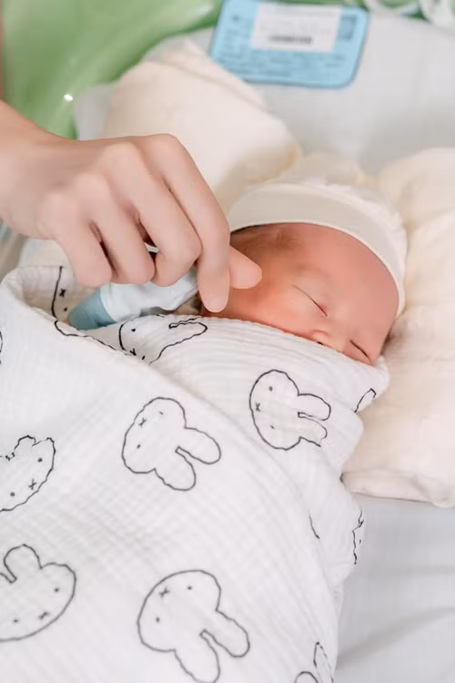 "Welcome Hin, chào mừng con đến thế giới này! Em bé ham vui quá nên đòi ra sớm hẳn 1 tuần để đón Tết cùng với ba mẹ. Cảm giác lần đầu được bế con sau bao ngày mong chờ có lẽ là khoảnh khắc thiêng liêng nhất mà ba sẽ không bao giờ quên. Cảm xúc vỡ òa như cả thế giới nằm trọn trong vòng tay ba vậy", Hồ Quang Hiếu bày tỏ.