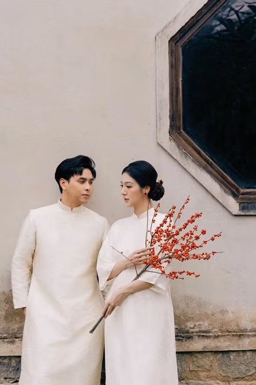 Tuệ Như - Hồ Quang Hiếu diện áo dài du xuân sớm.