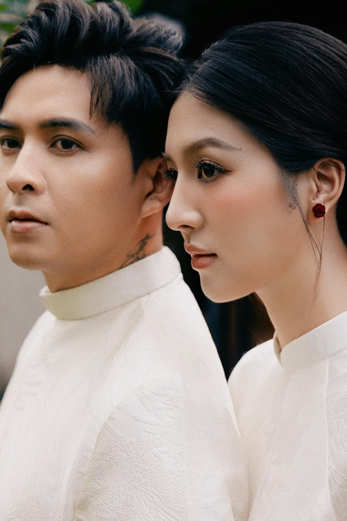 "Bộ ảnh cuối cùng của năm, bước sang năm mới mong gia đình hạnh phúc và nhiều sức khỏe. Là một năm đặc biệt đối với mình vì sẽ được gặp con, một bước ngoặt mới mong bản thân luôn mạnh mẽ", vợ Hồ Quang Hiếu viết trên trang cá nhân.