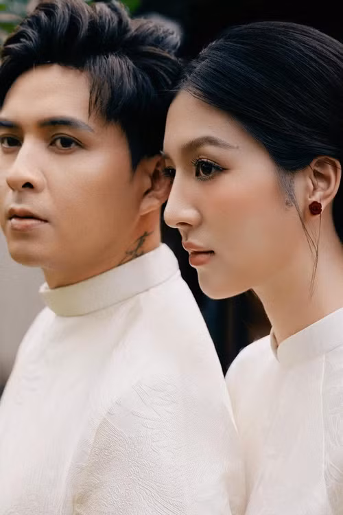 "Bộ ảnh cuối cùng của năm, bước sang năm mới mong gia đình hạnh phúc và nhiều sức khỏe. Là một năm đặc biệt đối với mình vì sẽ được gặp con, một bước ngoặt mới mong bản thân luôn mạnh mẽ", vợ Hồ Quang Hiếu viết trên trang cá nhân.