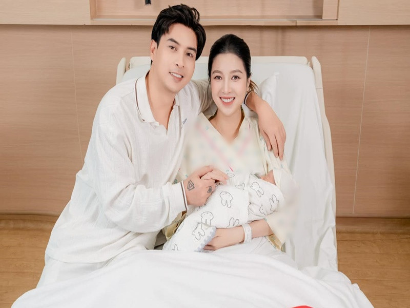 Trên trang cá nhân, ca sĩ Hồ Quang Hiếu chia sẻ hình ảnh con trai đầu lòng vừa chào đời.