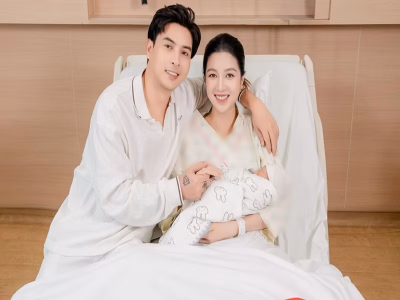 Trên trang cá nhân, ca sĩ Hồ Quang Hiếu chia sẻ hình ảnh con trai đầu lòng vừa chào đời.