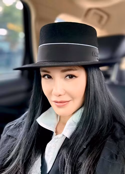 Mới đây diva Hồng Nhung công khai thông tin bị ung thư vú. Nữ ca sĩ hiện tại làm mẹ đơn thân của cặp song sinh Tôm - Tép.