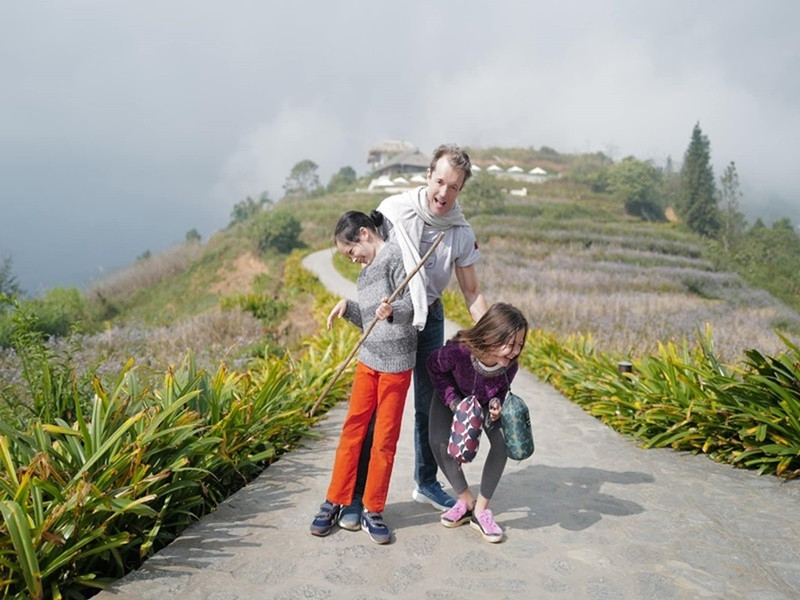 Bạn trai Hồng Nhung dạy cho hai bé Tôm và Tép biết cưỡi ngựa, trượt tuyết, chơi thể thao, hướng dẫn những kỹ năng sống.