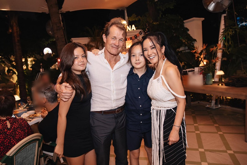 Năm 2021, diva Hồng Nhung vướng nghi vấn mang bầu do mặc chiếc váy rộng khiến vòng hai lớn bất thường. Nữ ca sĩ nhanh chóng phủ nhận tin đồn bầu bí.