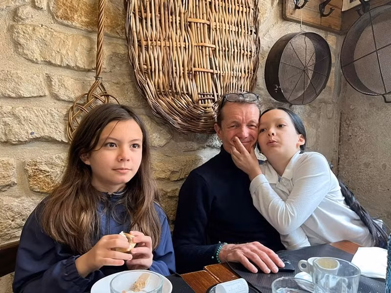 Chia sẻ trên Thể Thao Văn Hóa về cuộc sống ở Pháp, nữ ca sĩ cho biết: “Mỗi tháng cả nhà thường đi xem opera, hòa nhạc… Mỗi tuần đều đi các viện bảo tàng hoặc sự kiện khai trương của gallery nghệ thuật”.