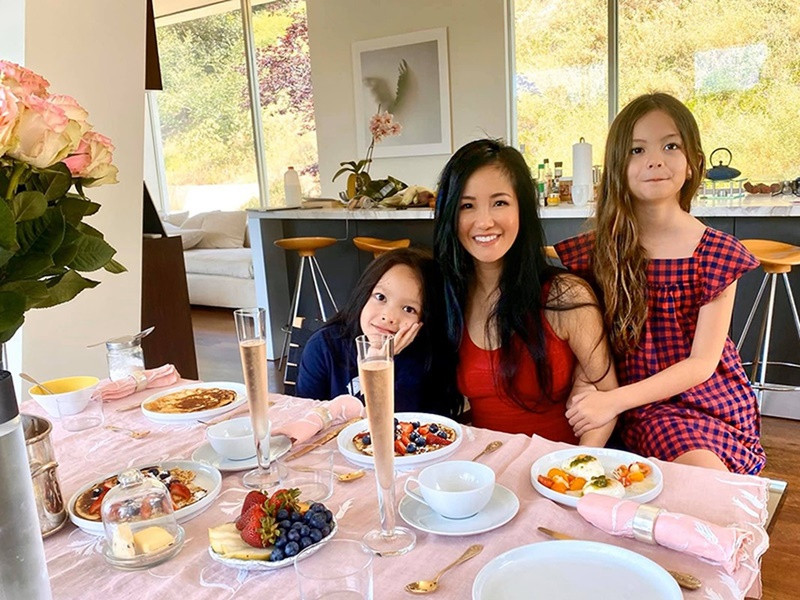 Hồng Nhung công khai ly hôn Kevin vào tháng 6/2018. Giọng ca gốc Hà thành khẳng định cô và chồng cũ là những người bạn, hơn hết vẫn là bố mẹ yêu thương, chăm sóc, chỗ dựa cho hai con chung.