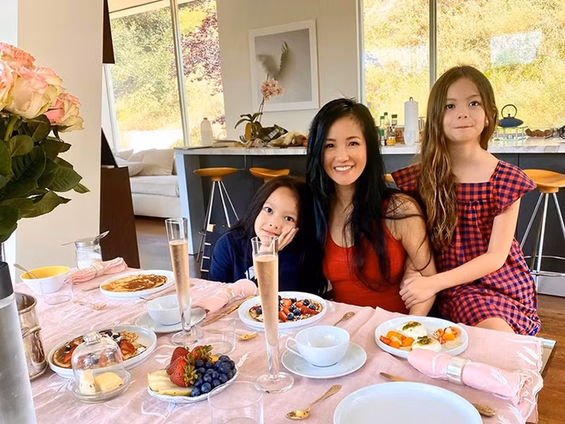 Hồng Nhung công khai ly hôn Kevin vào tháng 6/2018. Giọng ca gốc Hà thành khẳng định cô và chồng cũ là những người bạn, hơn hết vẫn là bố mẹ yêu thương, chăm sóc, chỗ dựa cho hai con chung.