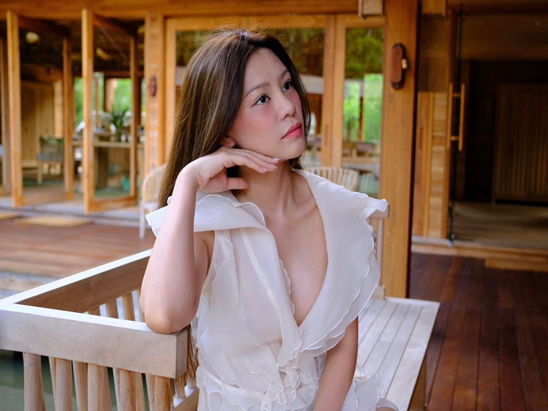 Không chỉ xinh đẹp, đảm đang, bạn gái đạo diễn Nguyễn Quang Dũng còn tài năng. Cô tốt nghiệp Học viện Âm nhạc Quốc gia Việt Nam, sau đó sang Singapore theo học chuyên ngành thanh nhạc và biểu diễn Jazz tại Học viện Nghệ thuật Laselle.