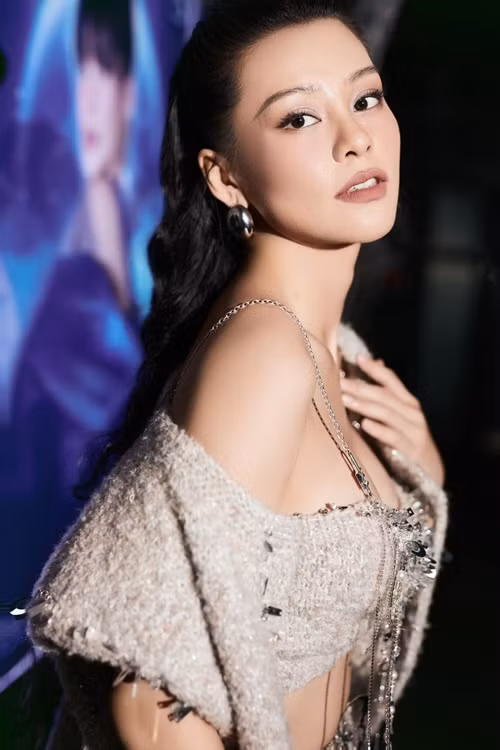 Nữ ca sĩ có số đo ba vòng chuẩn, gương mặt đậm chất điện ảnh.