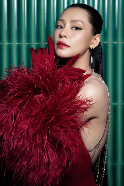 "Nhà mình chuẩn bị nấu cơm, vừa chuẩn bị mâm cúng giao thừa, nói chung là tất bật liên miên. May mà có anh Dũng phụ giúp nên đỡ vất vả phần nào... Thấy rất hạnh phúc, mình không bị cô đơn khi ở trong bếp, được giúp đỡ việc này việc kia", Bùi Lan Hương chia sẻ vào dịp Tết Nguyên đán 2024.