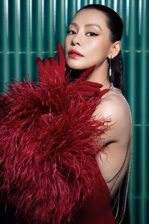 "Nhà mình chuẩn bị nấu cơm, vừa chuẩn bị mâm cúng giao thừa, nói chung là tất bật liên miên. May mà có anh Dũng phụ giúp nên đỡ vất vả phần nào... Thấy rất hạnh phúc, mình không bị cô đơn khi ở trong bếp, được giúp đỡ việc này việc kia", Bùi Lan Hương chia sẻ vào dịp Tết Nguyên đán 2024.