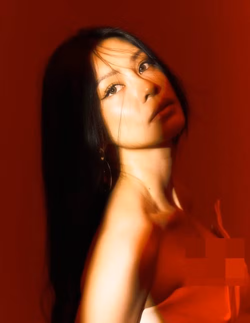 Váy áo của nữ ca sĩ thường tôn triệt để vòng một đầy đặn, đẹp hút mắt.