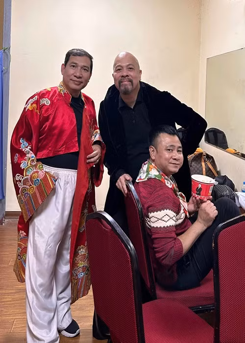 Nghệ sĩ Tự Long (ngoài cùng bên phải) tranh thủ ăn uống trước giờ ghi hình Táo quân 2025. Theo Vietnamnet, trong một đoạn video do Chí Trung chia sẻ, Táo quân 2025 sẽ có một cuộc thi mang tên Đường lên đỉnh thiên cung. Quang Thắng, Chí Trung,Vân Dung, Tự Long lần hóa thân thành Táo Xuân, Táo Hạ, Táo Thu và Táo Đông. Ảnh: FB Đức Hùng.