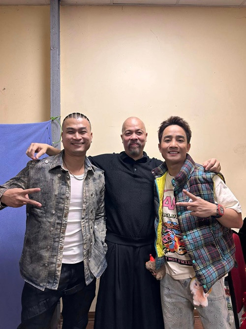 Duy Hưng (ngoài cùng bên trái) và Đỗ Duy Nam (ngoài cùng bên phải) đóng Táo quân 2025. Ảnh: FB Đức Hùng.