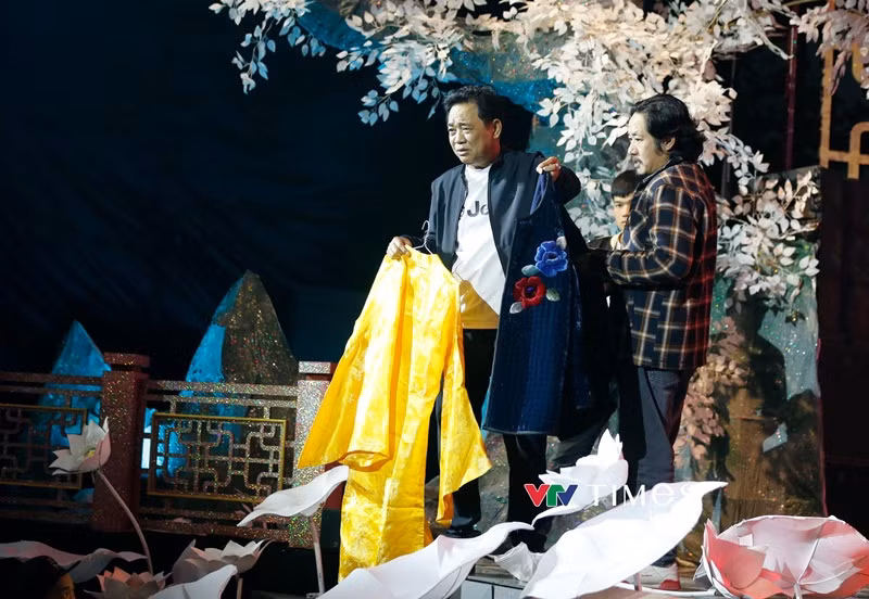 Theo Tiền Phong, ngày ghi hình đầu tiên của Táo quân 2025, phe vé hét giá 4-5 triệu đồng/cặp vé ở tầng 2. Ảnh: VTV.